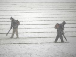 Los encargados del mantenimientos de los emparrillados pasaron serias dificultades para tener un terreno en buen estado. AP /