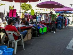 Los vendedores volvieron a instalarse después de que lograron un acuerdo con el Ayuntamiento para trabajar durante la época decembrina. ARCHIVO /