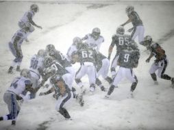 El juego se desarrolló en medio de una fuerte nevada y los errores fueron constantes, pero las Águilas salieron con el triunfo. AP /