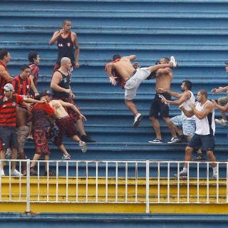 Detienen juego de liga brasileña por pelea