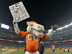 'Miles' la mascota de los Broncos, celebra la victoria del equipo y el gol de campo de Matt Prater (#5). AP /
