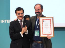 El periodista Juan Villoro (d) con el rector general de la Universidad de Guadalajara, Tonatiuh Bravo Padilla (i).  /