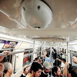 Protestan contra alza en boleto del Metro; liberan torniquetes