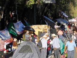 Los manifestantes pasan el tiempo y aprovechan para realizar otras actividades. SUN /