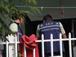 Personal del Instituto Jalisciense de Ciencias Forenses acude al lujar para iniciar las investigaciones del crimen. ARCHIVO /