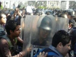 Cruces viales cercanos el Monumento a la Revolución se encuentran cerrados por granaderos. TOMADA DE @abrazodeagua  /
