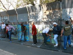 Por cerca de una hora, manifestantes han golpeado con piedras y cucharas las vallas que rodean el Senado. ARCHIVO /