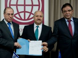 Los ministros muestran el acuerdo firmado, con el que buscan el rescate del Mar Muerto. AFP /