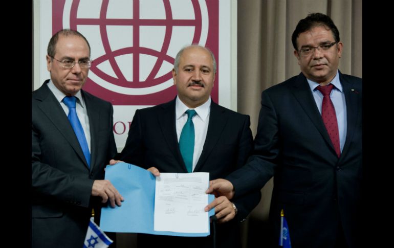 Los ministros muestran el acuerdo firmado, con el que buscan el rescate del Mar Muerto. AFP /