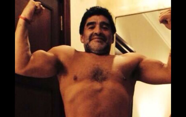 Diego Armando Maradona ha dejado de lado su estómago voluptoso a cambio de músculos. Tomada de @dalmaradona. ESPECIAL /