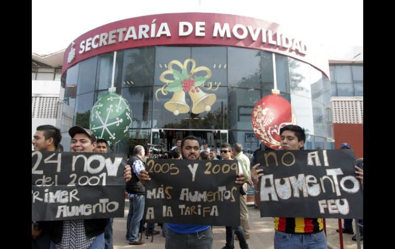 Integrantes de la FEU protestaron afuera de Movilidad por el posible incremento en la tarifa del transporte público.  /
