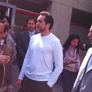 Demián Bichir visita el Hospital Civil de Guadalajara