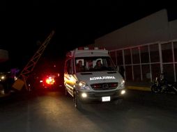 Unidades de Protección Civil y la Cruz Roja acudieron a la procesadora. ARCHIVO /