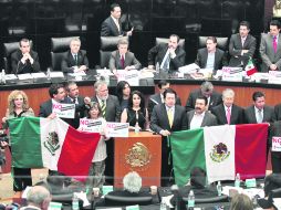 Protesta en la tribuna. Senadores del PRD, encabezados por Dolores Padierna (centro), tomaron la tribuna del Senado. EFE /