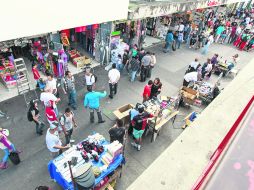 Motivos de Discordia. Las banquetas de la Calzada Independencia lucían invadidas por puestos semifijos para venta de diversos productos  /