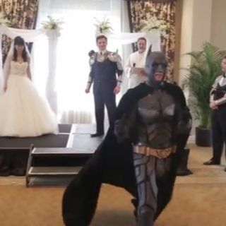 Boda es interrumpida por Iron Man y Batman