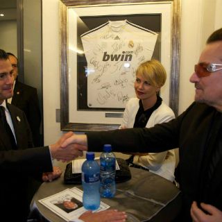 Peña Nieto se encuentra con Bono y Charlize Theron