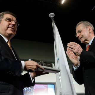 Rogge entrega las llaves del COI a Bach