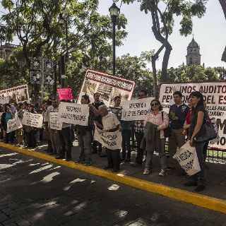 Maestros reprochan frente al Congreso presupuesto educativo
