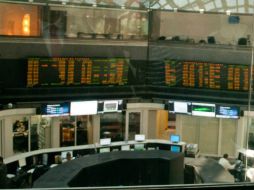 En la Bolsa Mexicana se mantienen a la expectativa de los que surja en torno a la reforma energética. ARCHIVO /