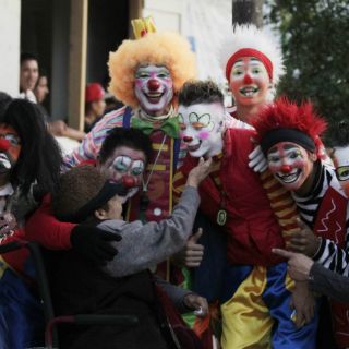 Payasos celebran su día levantando sonrisas en el Centro tapatío