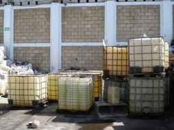 El personal de la Fiscalía General localizó varios contenedores de diferentes tamaños en los que había hidrocarburos. ESPECIAL /