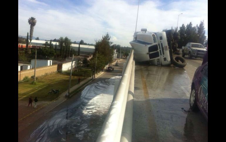 Se derramaron aproximadamente 15 mil litros del material que sería usado para la fabricación de dulces. ESPECIAL /