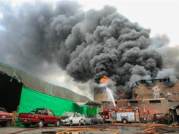 El incendio continuaba tras diez horas de trabajo de unos 150 bomberos y 30 unidades de cisterna. AFP /