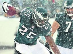 Sobre un campo tapizado con 20 centímetros de nieve, McCoy se destapó con dos anotaciones de 47 y 50 yardas.  /