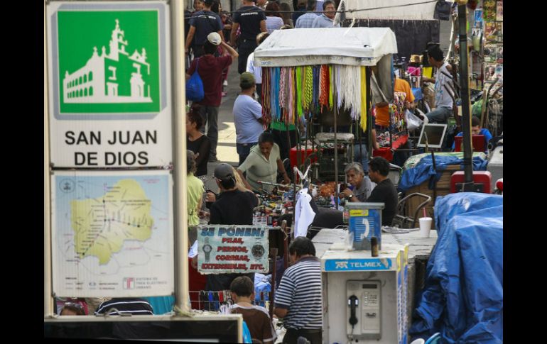 La intensión de la reunión era que comerciantes establecidos y autoridades liberaran la zona Centro de ambulantes sin permiso. ARCHIVO /