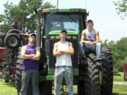 Los jóvenes han logrado gran popularidad en YouTube desde hace un año. Tomada del facebook 'ThePetersonFarmBros'. ESPECIAL /