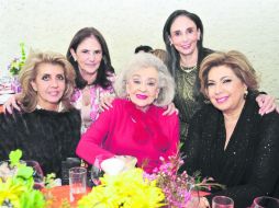 Sonrientes. Lupita Morquecho, Clemen Vértiz, Jóse Morquecho, Coquis Vértiz y Lilia Maciel.  /