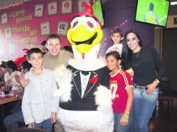 Enfiestados. Cristopher y Carlos Balcazar con Armando Cadena, Diego Cuevas y Pilar Juárez.  /