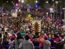 Decenas de feligreses transitan por calles con caravanas de vehículos adornados con imágenes alusivas a la Virgen de Guadalupe. NTX /
