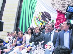 El secretario general del PRD, Alejandro Sánchez (centro), encabeza la toma de la tribuna que pretendía sabotear la sesión. AFP /