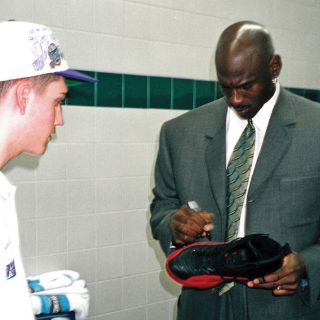 Subastan zapatos de Jordan por 100 mil dólares