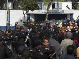 Aspecto de uno de los enfrentamientos registrados en las inmediaciones del Palacio Legislativo. ARCHIVO /