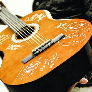 Gana una guitarra autografiada por Azul Violeta