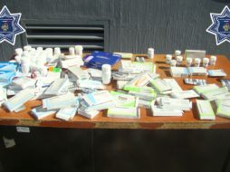 A la pareja se le encontró un total de dos mil 475 pastillas de diferentes marcas, que tenían en un bote y bolsas. ESPECIAL /
