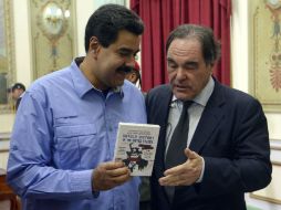 Nicolás Maduro y el cineasta, crítico de la política estadunidense, recorrieron las instalaciones de la sede del Poder Ejecutivo. AFP /