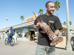 Joshep Alí y un mounstro de langosta. AP /