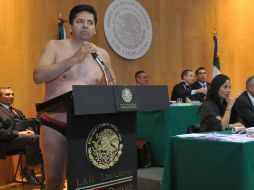 Durante la sesión, el perredista Antonio García, se quitó la ropa con el argumento de que así están despojando al país de sus recursos. EFE /