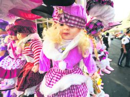 Invaden calles. En la zona comercial de Obregón el espacio público luce saturado de vendedores ambulantes por la temporada navideña.  /