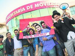 Función callejera. Integrantes de la FEU realizaron una presentación circense como parte de su protesta.  /