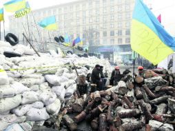 Activistas se calientan alrededor de una hoguera en otro día de protestas en Kiev. EFE /