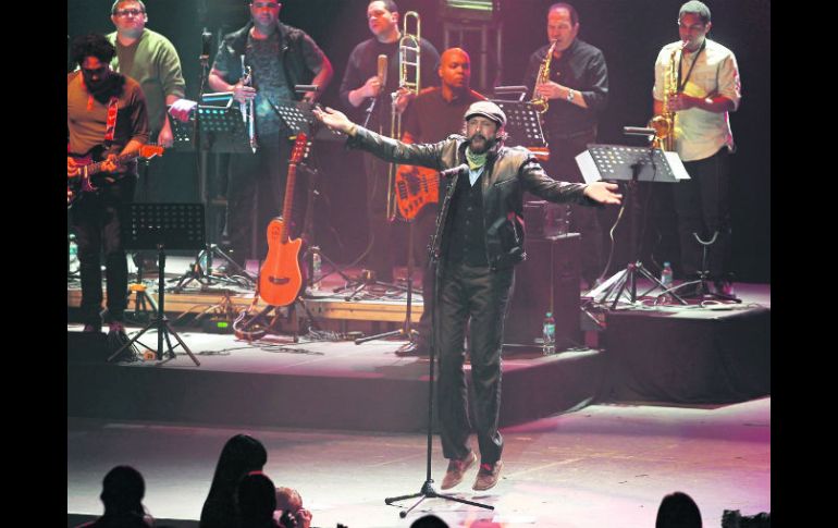 Con ''La Bilirrubina'' y ''Como abeja al panal'', Juan Luis logró que los presentes sacudieran el cuerpo.  /