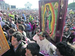 La explanada de la Basílica a la Virgen de Guadalupe en el DF lució abarrotada ayer; celebran 482 años de sus apariciones. AP /