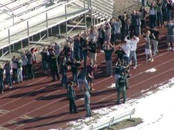 Imagen que muestra la evacuación y revisión de estudiantes de una escuela de Cenntenial, al sur de Denver, luego de un tiroteo. AP /