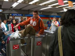 Anonymous aseguró que saltarse el torniquete no es un delito, sin embargo, detalló cómo evitar una sanción administrativa. NTX /