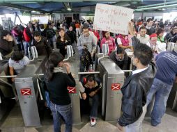 Se congregaron en al menos 15 estaciones del Metro para persuadir a los usuarios a saltar los torniquetes como protesta. SUN /